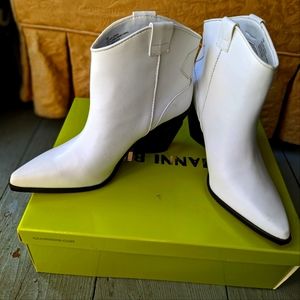 White leather Gianni Bini western bootie 7